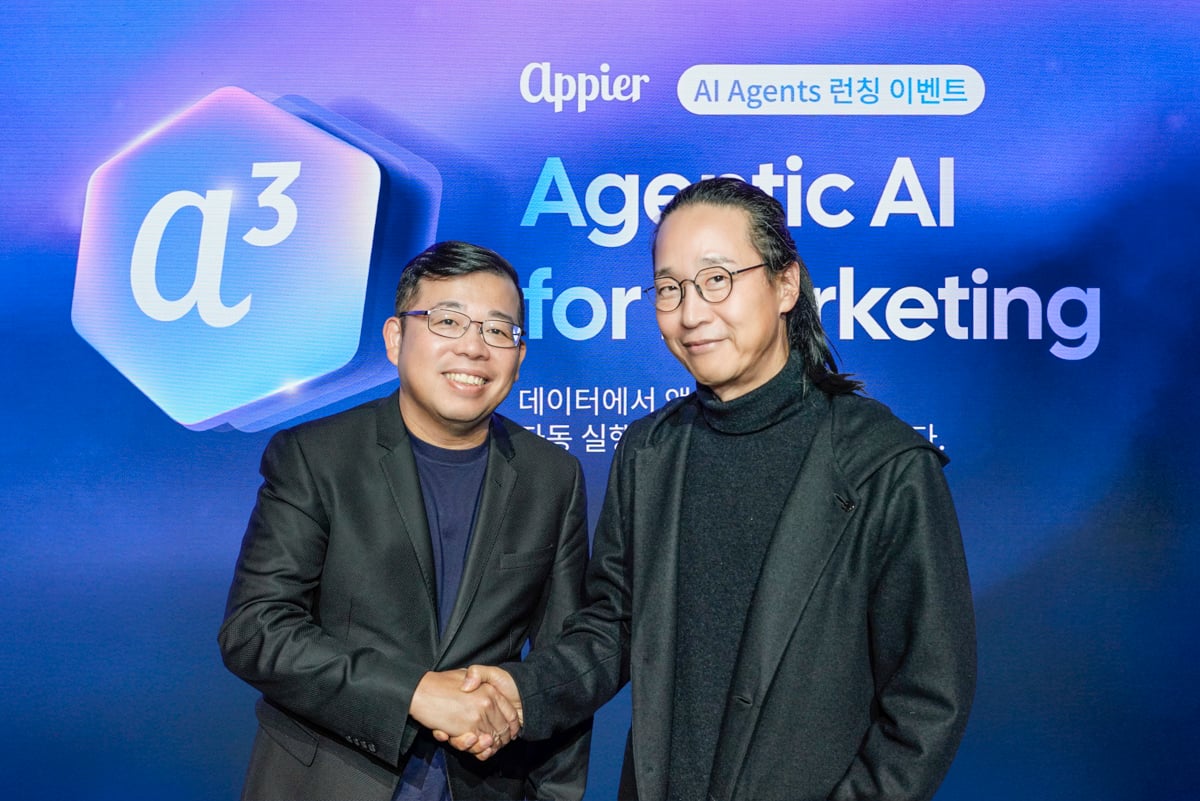 (왼쪽부터) 치한 위(Chih-Han Yu) 애피어 공동창립자 겸 CEO와 기조연설을 맡은 송길영 작가가 애피어의 ‘AI 에이전트 로드쇼’에서 함께 포즈를 취하며 AI 에이전트가 여는 새로운 마케팅의 시대를 강조하고 있다.