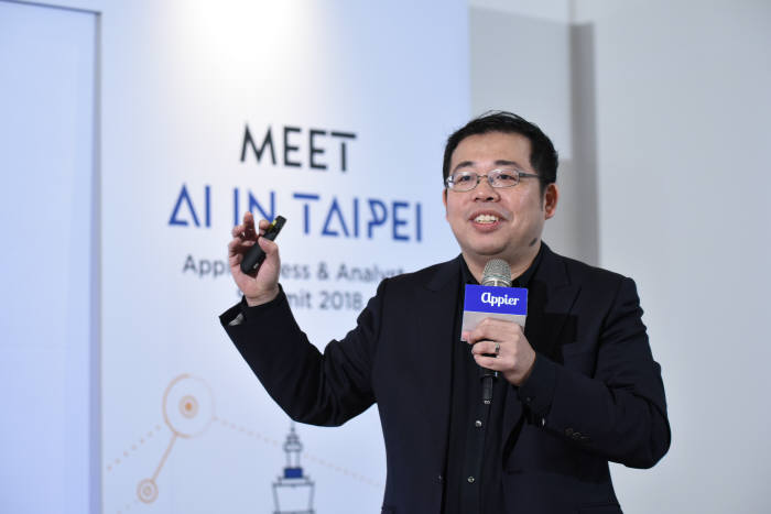 치한위(Chih-Han Yu) 애피어 CEO가 10일 대만 타이페이 한 호텔에서 인사말을 하고 있다.
